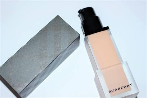 burberry cashmere fluid foundation review|Swatches + Review: Burberry Cashmer.